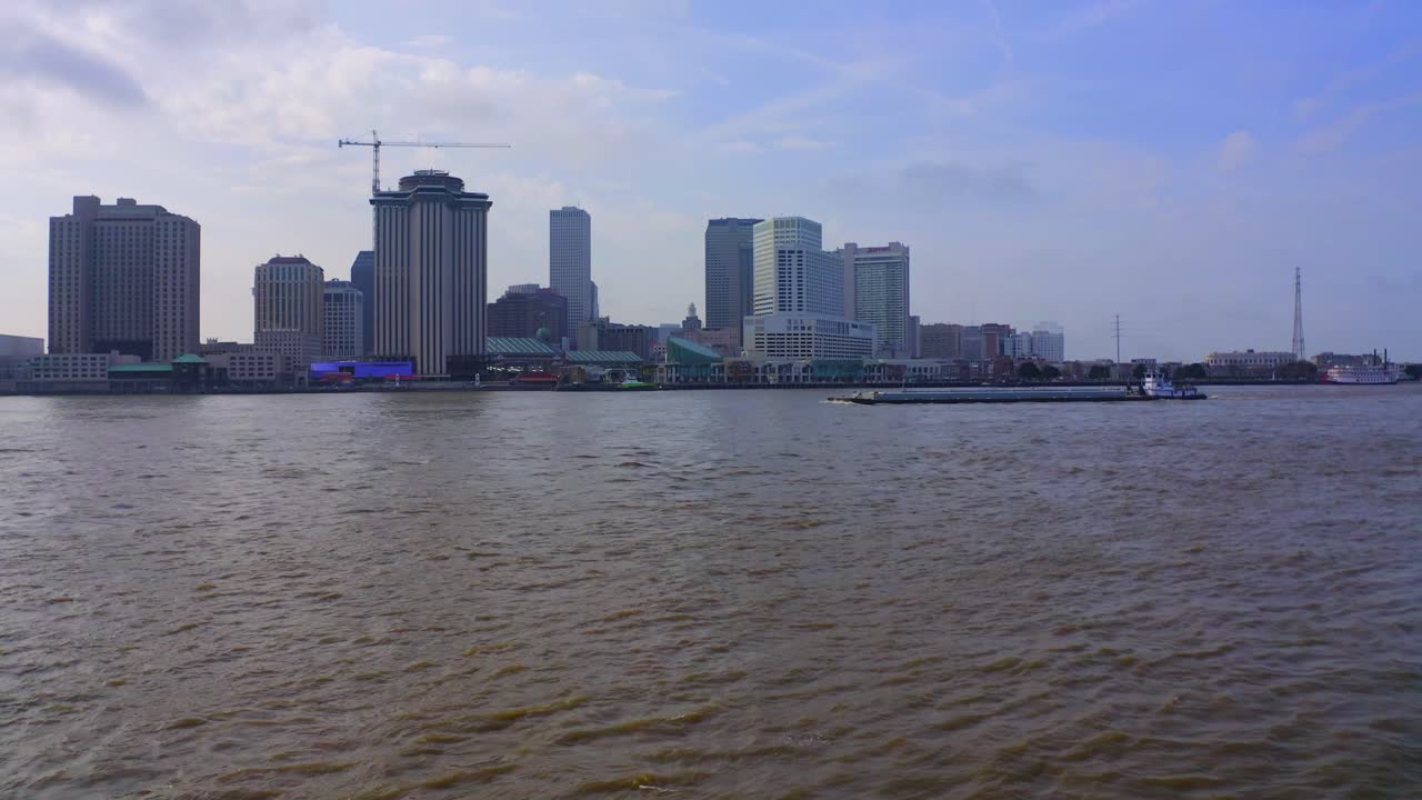 뉴올리언스의 미시시피 강에서 순항하는 바지선과 푸시보트