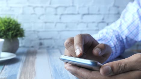 persona que utiliza un teléfono inteligente