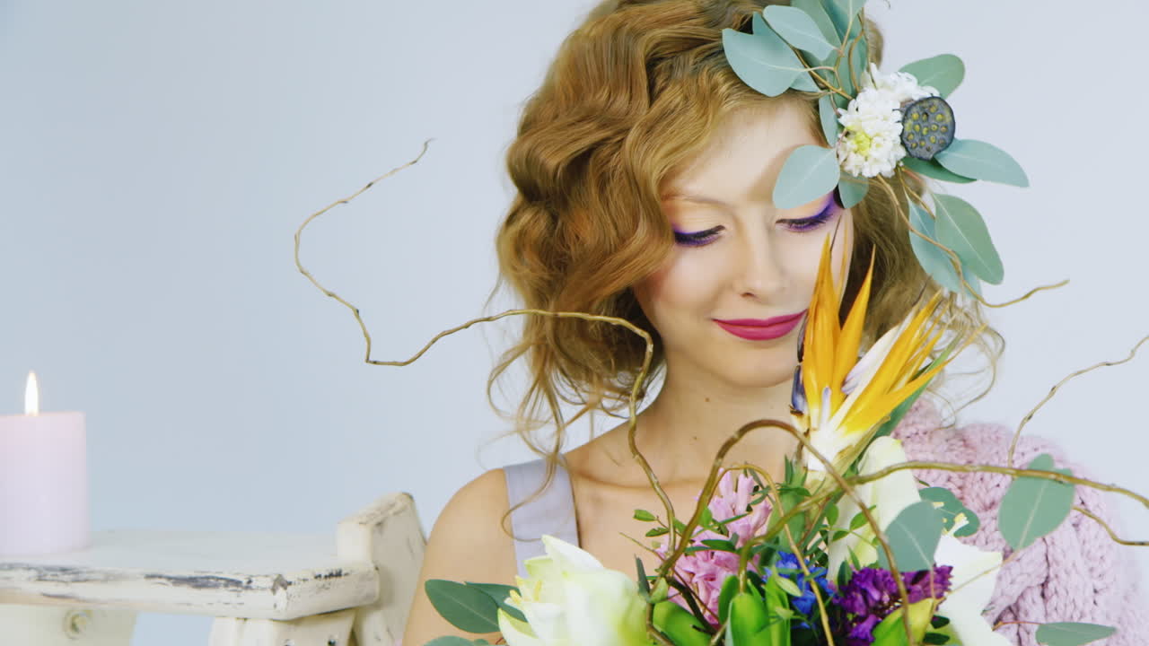 retrato, de, un, mujer joven, tenencia, flores, en, ella, pelo