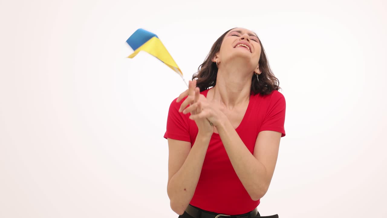 Mujer celebrando con la bandera de Ucrania