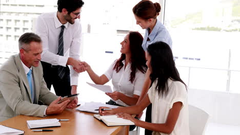 personas de negocios sellando un acuerdo durante una reunión