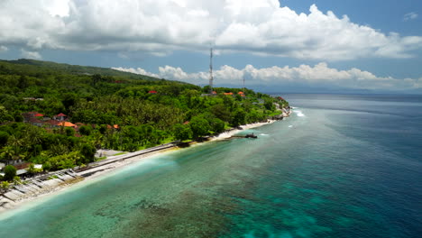 Kleines-Dorf-An-Der-Nordküste-Der-Insel-Nusa-Penida,-Bali-In-Indonesien