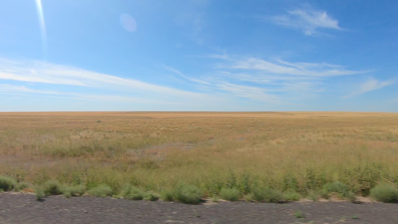 pov por la ventana del pasajero mientras conduce a través de una zona agrícola del este del estado de washington