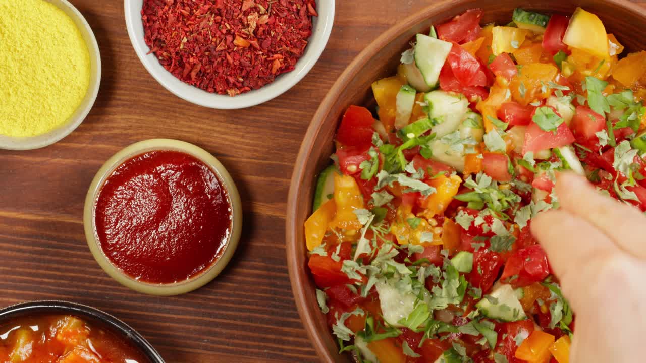 cocina marroquí vista superior. ensalada de verduras, comida vegetariana. cultura de oriente medio. concepto de aperitivo frío. cuencos con especias y salsas.