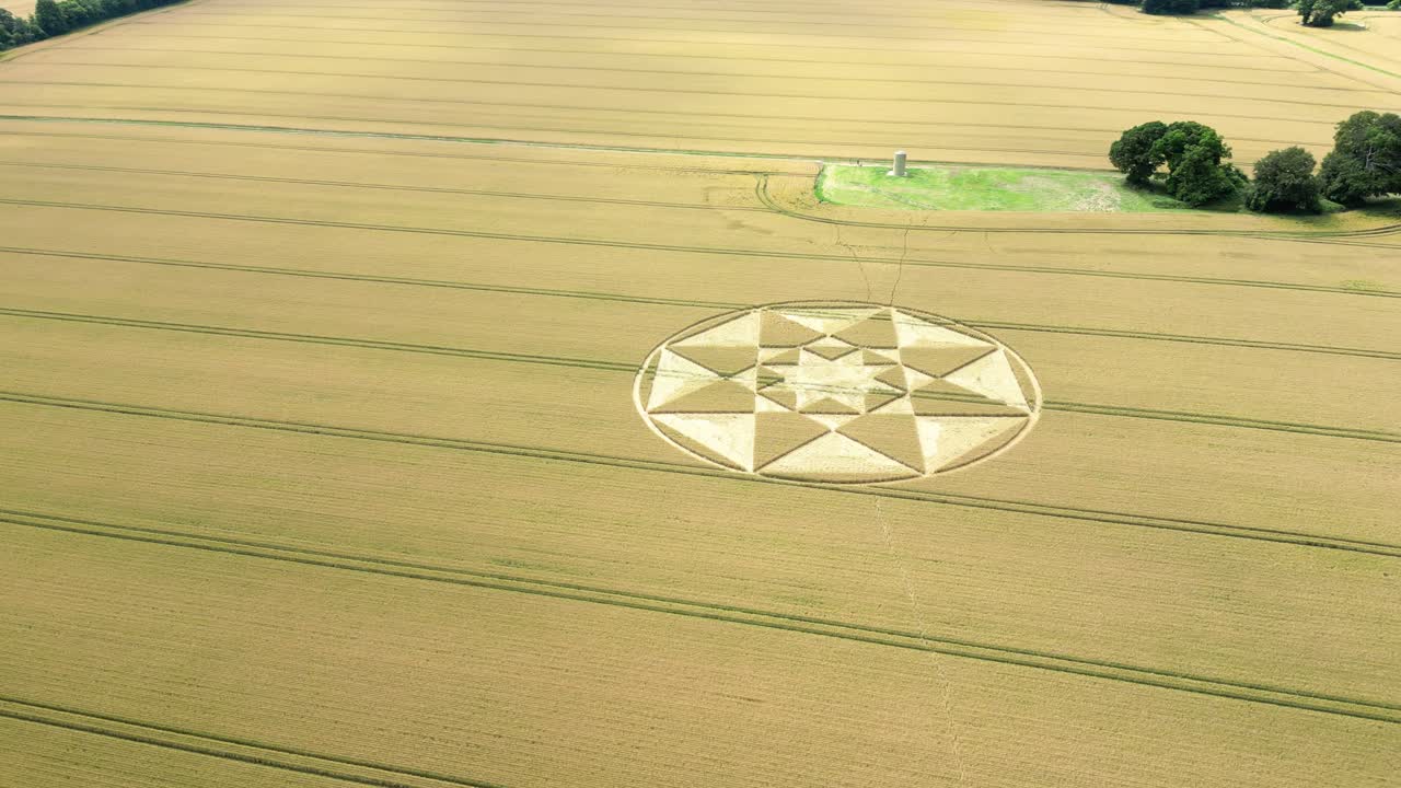 vista aérea dando vueltas hacia micheldever círculo de cultivo de estrellas geométricas en el campo de trigo dorado de hampshire 2023
