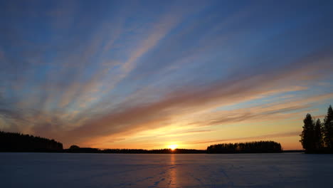 Lapso-De-Tiempo-De-La-Espectacular-Puesta-De-Sol-En-Un-Lago-Helado-Con-Colores-Impresionantes-Cambiantes