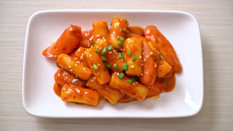 Koreanische-Reiskuchenstange-Mit-Wurst-In-Scharfer-Sauce---Tteokbokki