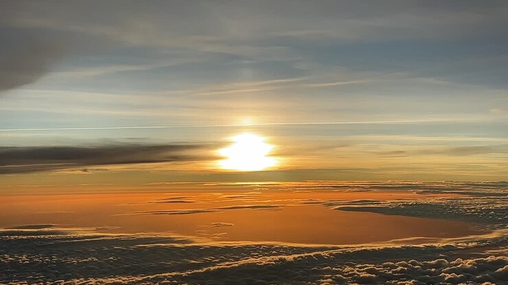 Tramonto visto dai piloti in un volo reale sopra le nuvole a 1000m di altezza.