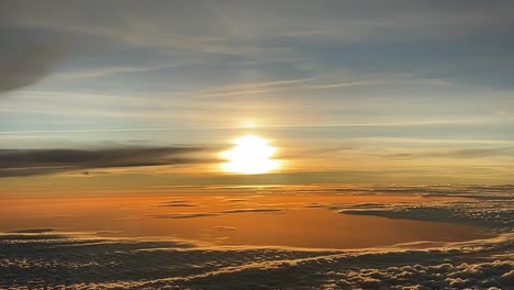 Sonnenuntergang,-Wie-Ihn-Die-Piloten-Bei-Einem-Echten-Flug-über-Den-Wolken-In-1000-M-Höhe-Sahen
