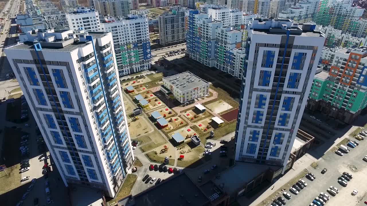 vista aérea de un complejo residencial moderno con patio de recreo