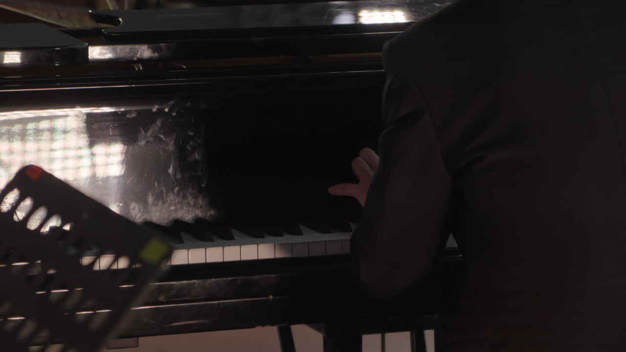 피아노를 연주하는 사람