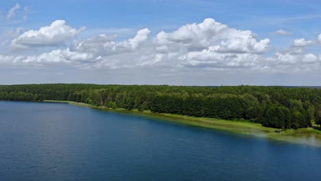 Vista-Aérea-Del-Lago-Gwiazda-En-Kaszuby,-Norte-De-Polonia