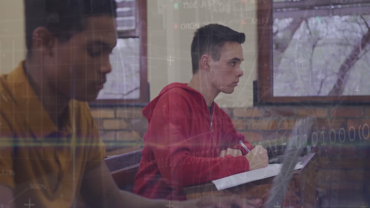 animación de códigos binarios, tablero de intercambio sobre diversos estudiantes masculinos escribiendo en libro en el aula.