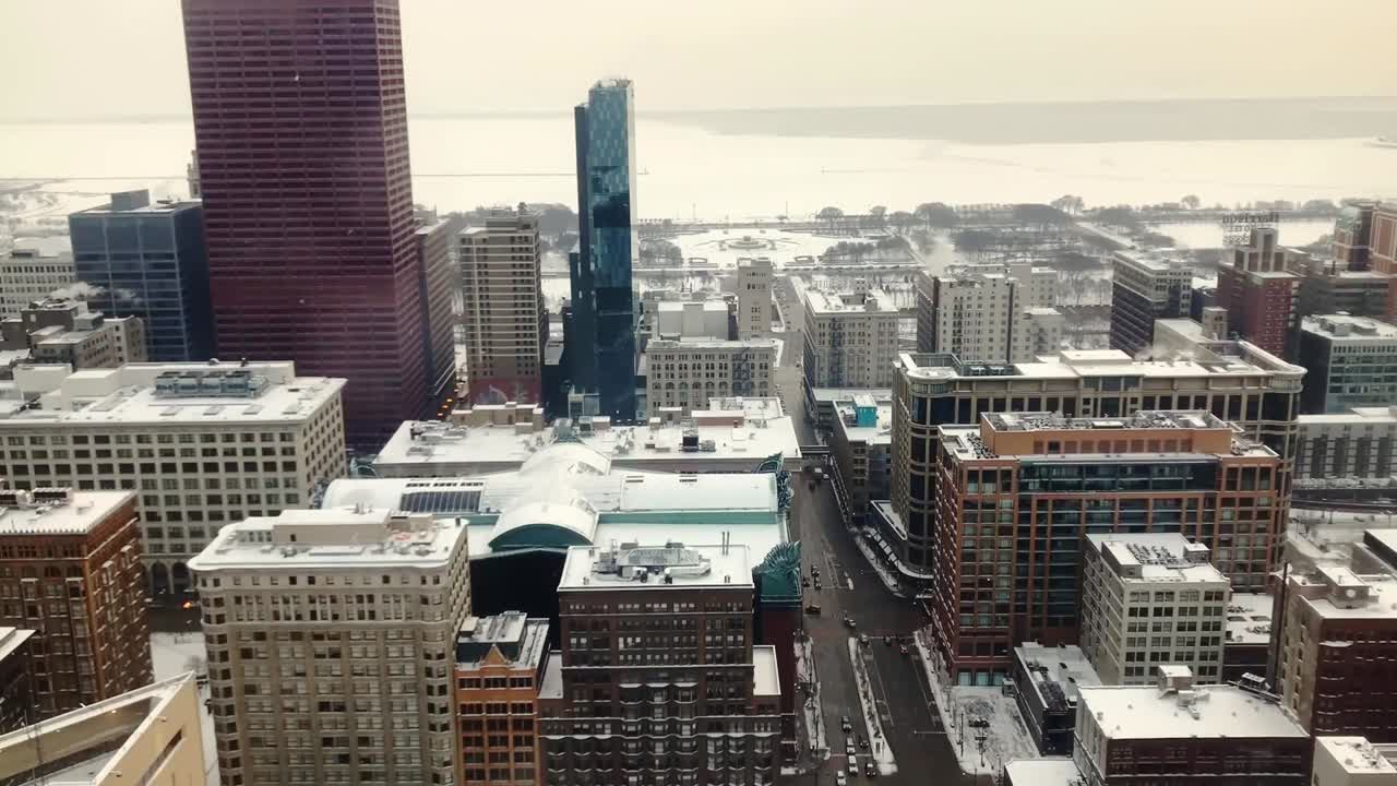 Vista aérea em time-lapse do centro de Chicago nevado com edifícios altos e atmosfera invernal nebulosa