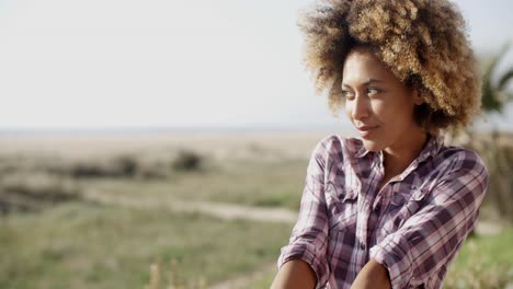 Maravillosa-Mujer-Sonriente-En-La-Naturaleza