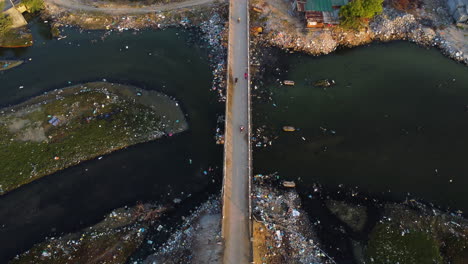 Toma-Estática-Aérea-De-Ojo-De-Pájaro-Del-Puente-Sobre-Un-Río-Contaminado,-Vietnam