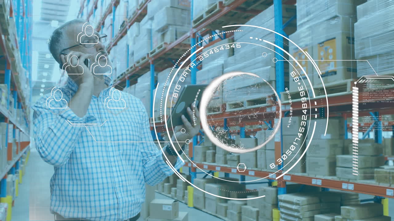 animación de escaneo de alcance y globo sobre el hombre usando tableta y teléfono inteligente en el almacén