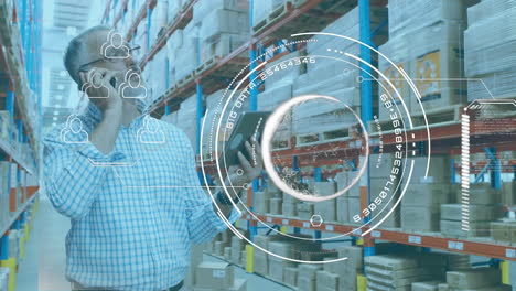 animación de escaneo de alcance y globo sobre el hombre usando tableta y teléfono inteligente en el almacén