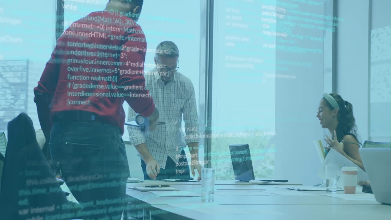 animación del procesamiento de datos digitales sobre diversas personas de negocios en la oficina