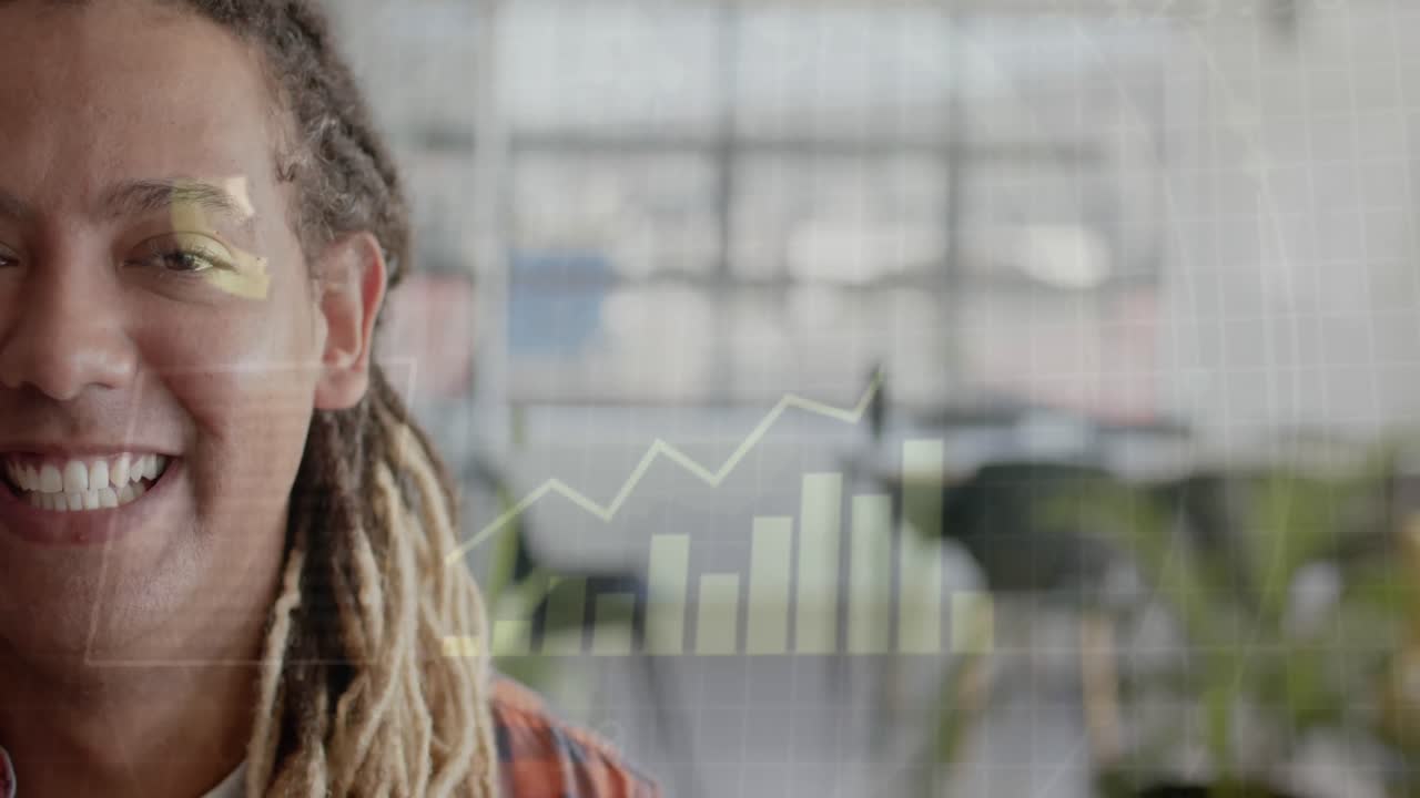 animación del procesamiento de datos financieros sobre un empresario biracial sonriendo en la oficina.