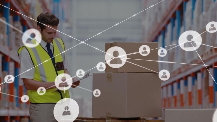 Magazziniere che controlla l'inventario con sovrapposizione di rete digitale.