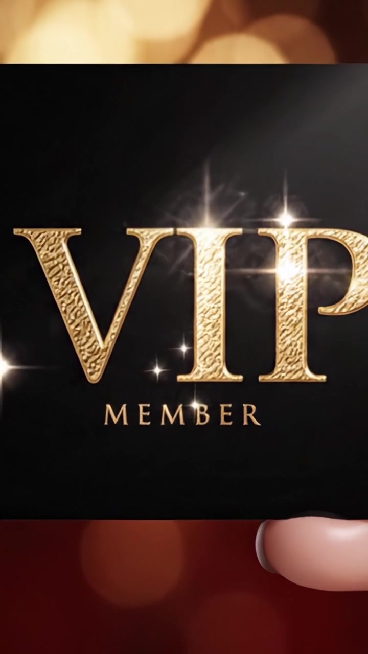 Udsøgt VIP Medlemskort, der Viser Elegant Design med Rige Teksturer og Funklende Detaljer, Perfekt Holdt Mod en Varm, Glimtende Baggrund