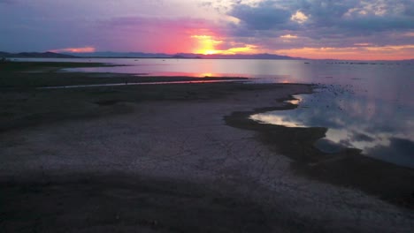 Disparo-De-Drone-Al-Atardecer-De-Un-Lago