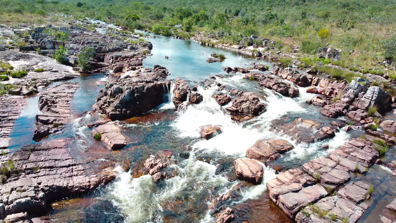 flujo de agua pacífico, inspirador y relajante rodeado de bosque nativo en brasil