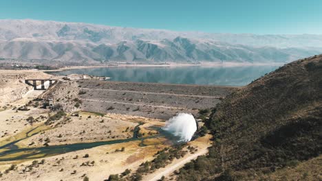 vista aérea panorámica de la presa de la angostura y su vertedero en tafí del valle, con las impresionantes montañas como telón de fondo impresionante