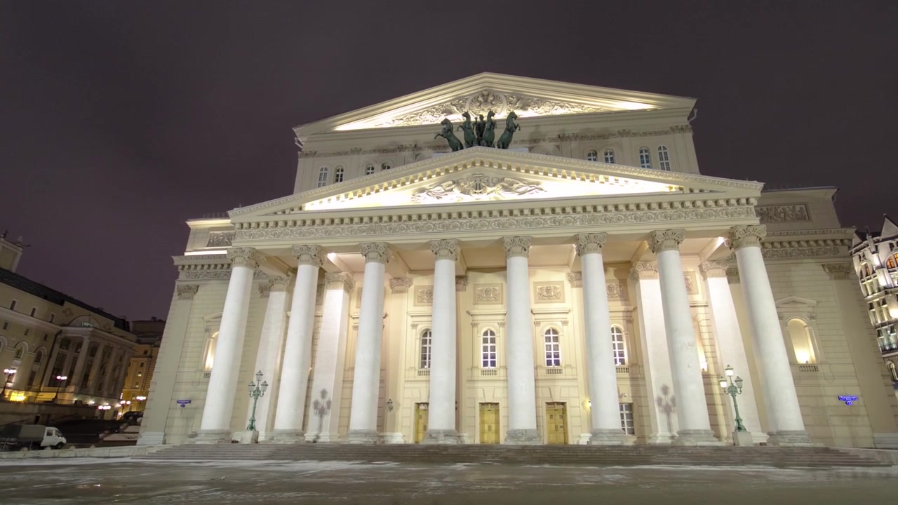 Vista notturna del Teatro Accademico Statale Bolshoi di Opera e Balletto in timelapse hyperlapse invernale, Mosca, Russia.