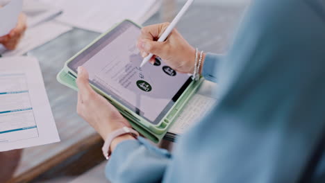 tableta, manos y estrategia de escritura con internet
