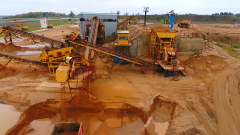 Himmelsansicht-Des-Bergbauförderers,-Der-Sand-Sortiert.-Bergbauausrüstung-Im-Steinbruch