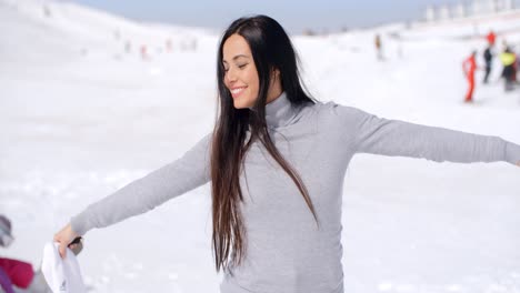 Mujer-Joven-Regocijándose-En-El-Clima-Invernal.