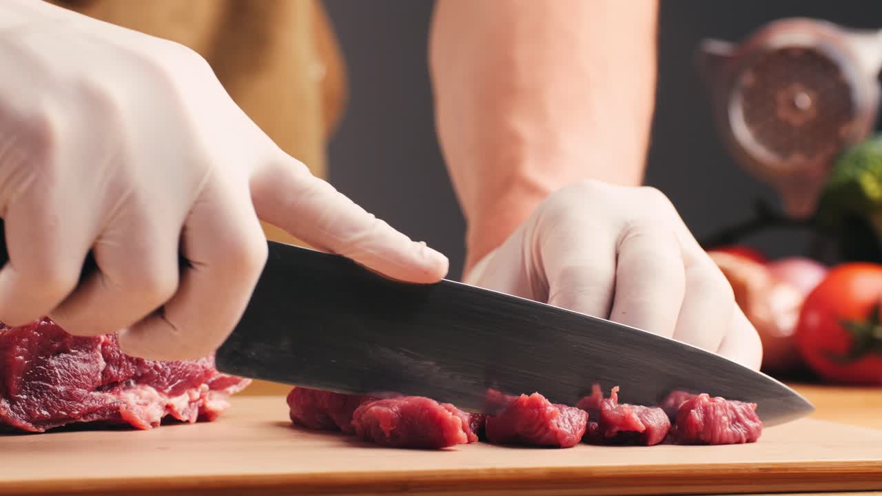 chef cortando carne cruda