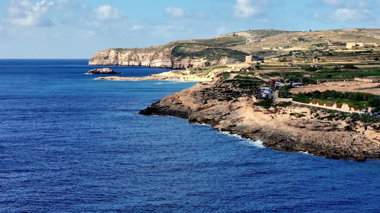 Una splendida vista sulla scogliera costiera a Gozo, Malta, sotto un cielo azzurro limpido