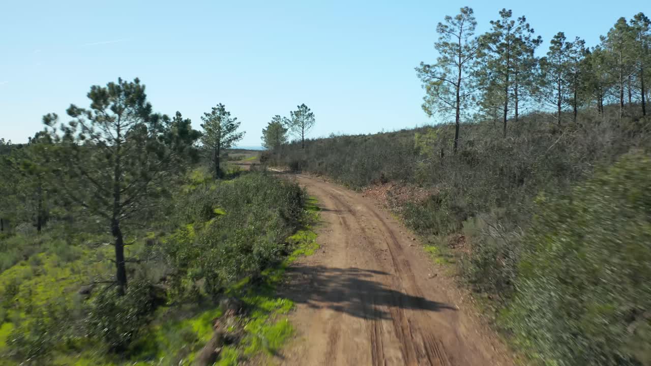 avión no tripulado volando sobre un sendero en el algarve, portugal