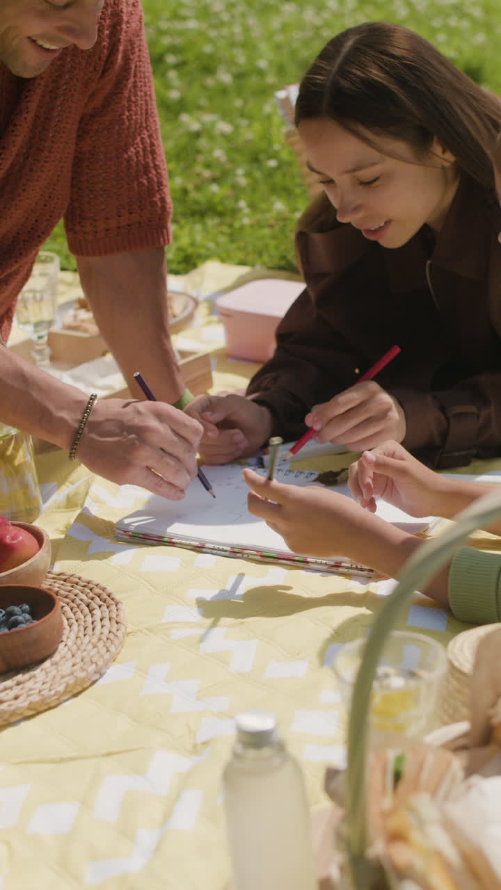 Family picnic with drawing activity