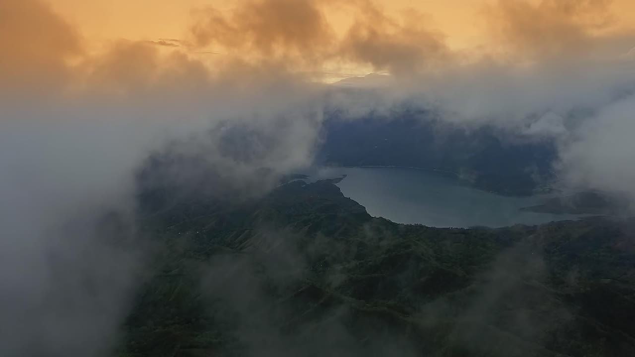 nubes sobre el lago rodeado de espesos bosques en las montañas sierra de ocoa en san jose de ocoa, república dominicana