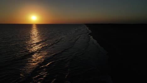 el atardecer reflejado en las olas