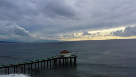 Clouded-Sky-Over-Manhattan-Beach-Pier-In-Manhattan-Beach,-California-At-Pacific-Ocean-Coast