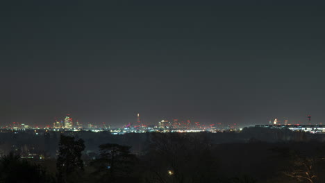 el lapso de tiempo del aeropuerto de londres de despegues a través del horizonte de la ciudad tomado desde un punto de vista lejano con una lente telefoto