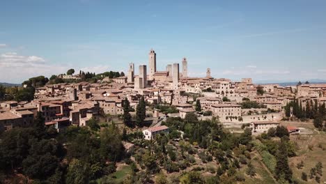 Atemberaubende-Drohnenansicht-Der-Türme-Von-San-Gimignano-In-Der-Toskana,-Italien