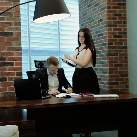 hombre de negocios firmando
