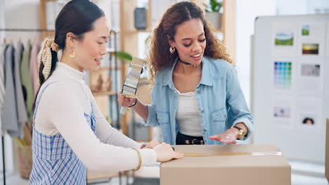trabajo en equipo, mujeres y cinta en caja para el envío