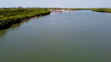 hermosa semi hélice aérea que revela una toma de canoa en el río gambia tomada en stala adventures, kartong - la gambia