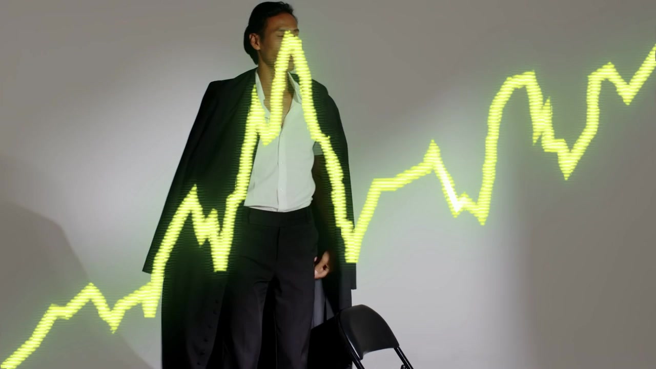 Modella che prende il cappotto dalla sedia, lo indossa, posa mentre una forma d'onda al neon attraversa il corpo, curando lo stile della moda