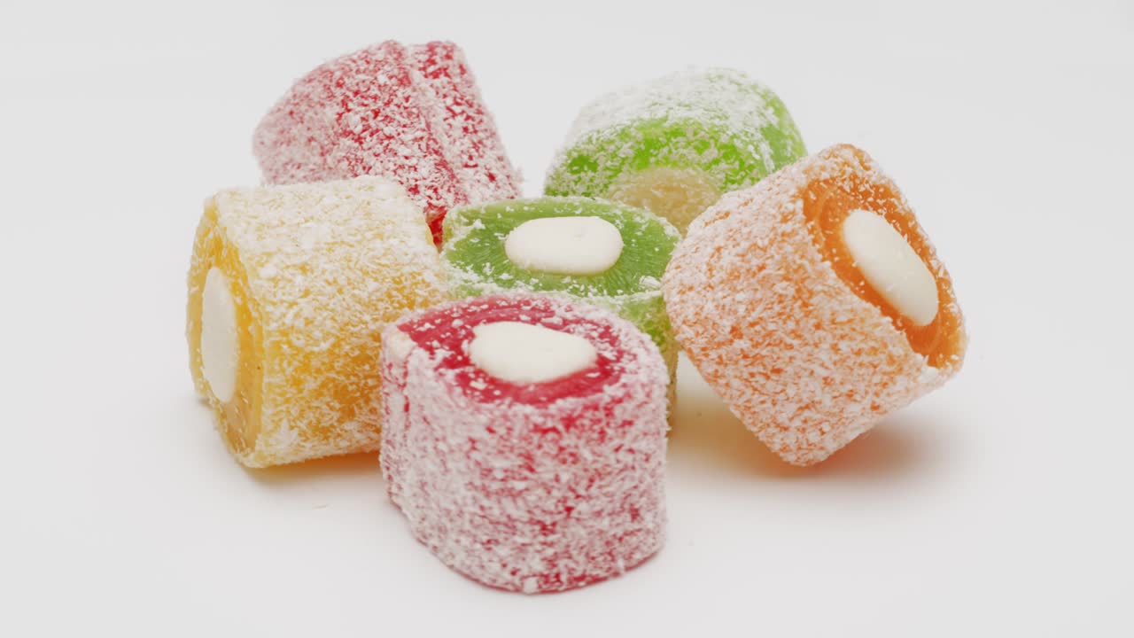 postre de delicias turcas aislado sobre un fondo blanco