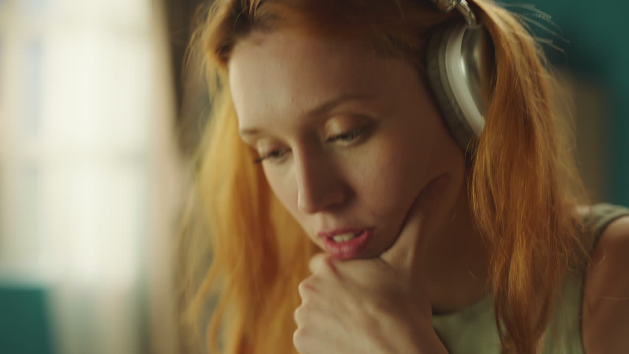 Nainen kuuntelemassa musiikkia puhelimella