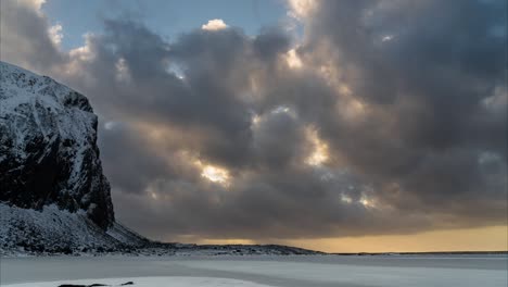 4k time lapse de playa con una nube fantástica por la noche en lofoten, noruega