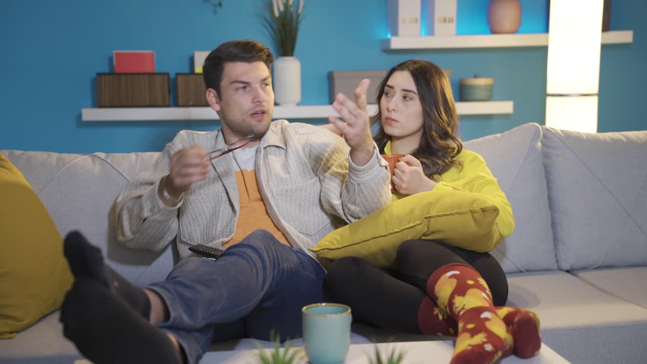 Ægteparret leder efter et program, en serie eller en film, som de kan se derhjemme om aftenen på tv